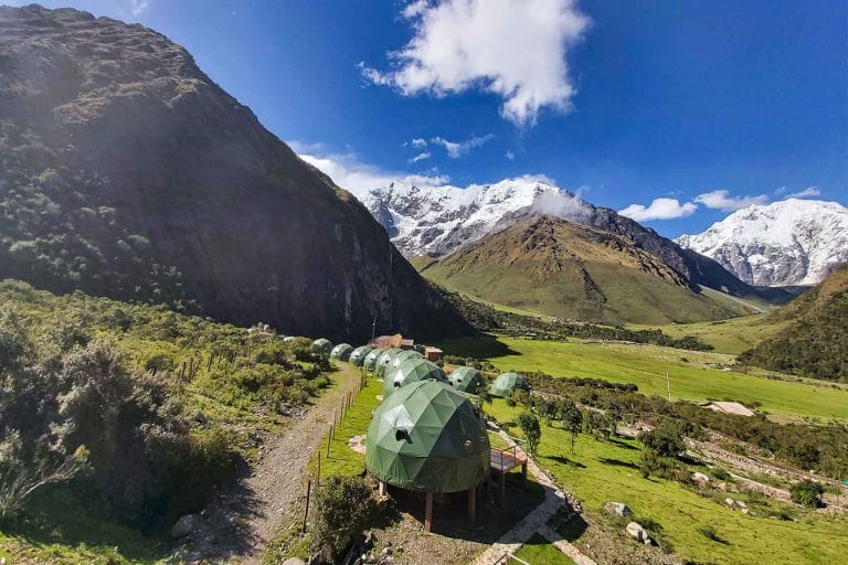 Carpas y tiendas de campaña en el campamento base de Soraypampa, un punto de descanso para los excursionistas que inician la caminata a la Laguna Humantay.