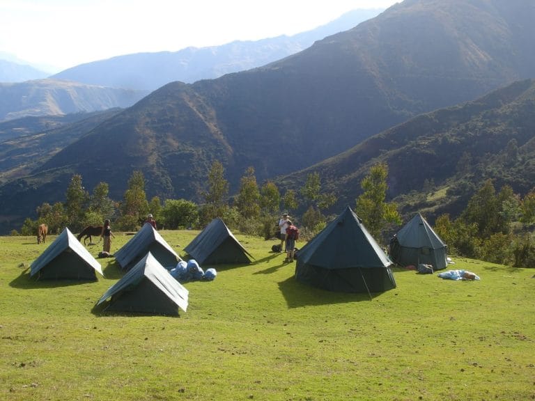 Vista del campamento de tiendas de campaña dispuesto en una amplia explanada de Soraypampa, antes de ascender la ruta de senderismo a la Laguna Humantay.