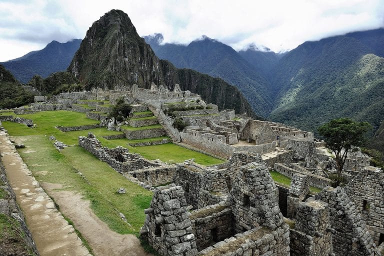 Detalle de las sólidas construcciones de piedra inca en la ciudadela de Machu Picchu, mostrando la precisión de la mampostería original.