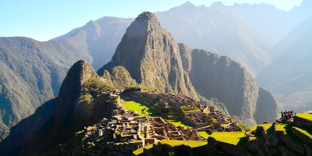 Extensas terrazas y andenes agrícolas incas de Machu Picchu, mostrando la ingeniería que estabiliza las laderas de la ciudadela.