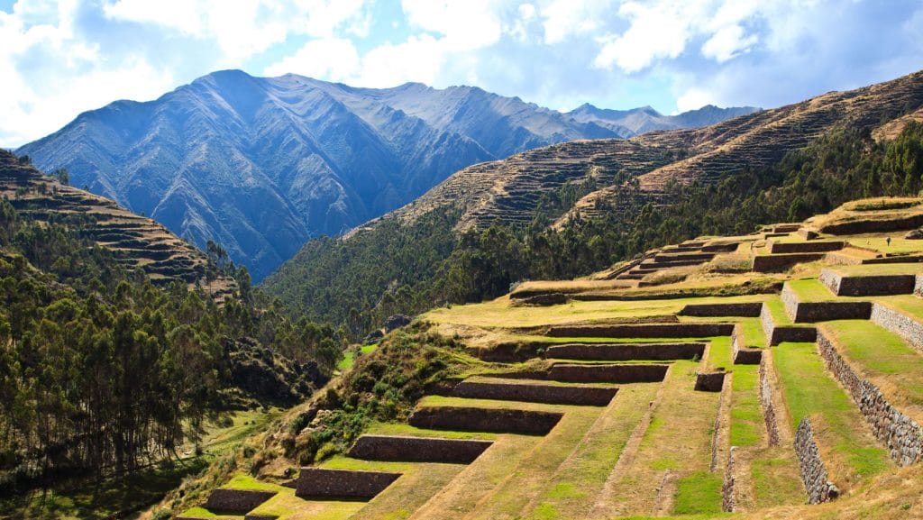 Vista panorámica del Valle Sagrado de los Incas cerca de Ollantaytambo, mostrando la extensión de las montañas andinas y las antiguas terrazas agrícolas.