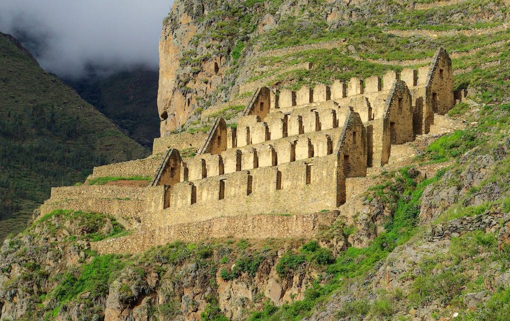 Vista del imponente complejo arqueológico de Choquequirao, mostrando la monumental andenería inca construida en la pendiente casi vertical de la montaña.