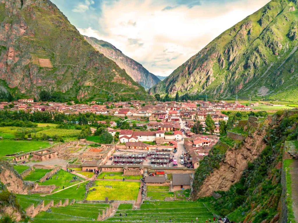Vista panorámica de las extensas terrazas agrícolas incas que descienden en la zona arqueológica de Pisac.
