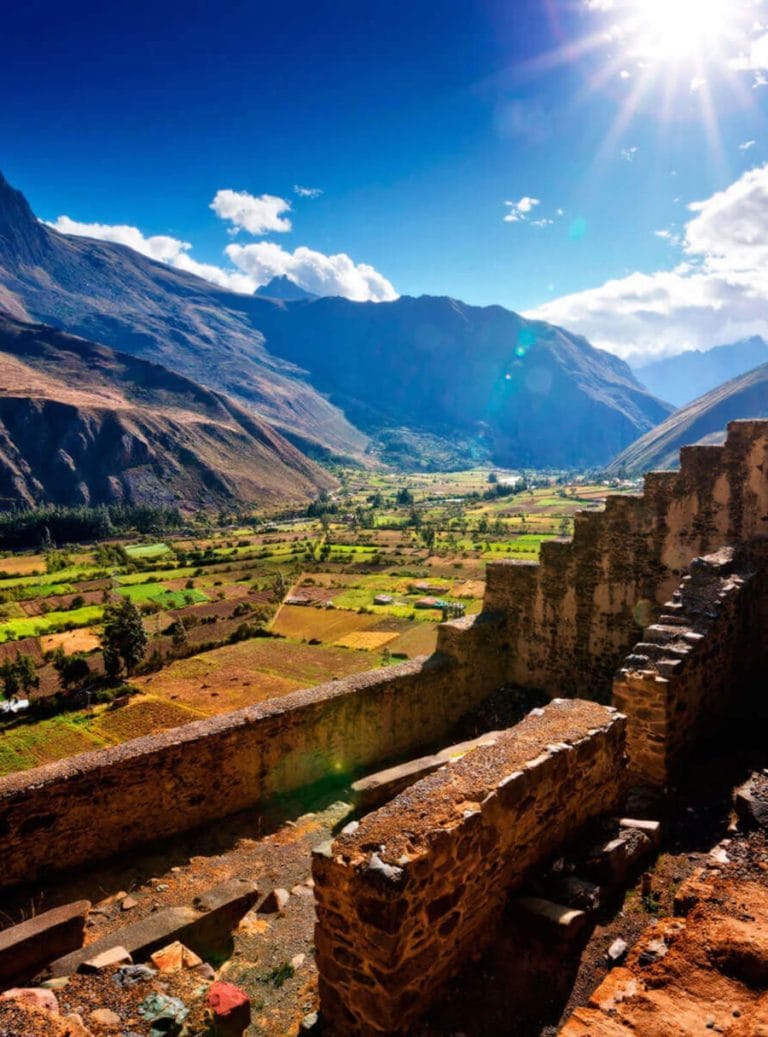 Vista desde una terraza inca de Pisac, mostrando la magnitud de los andenes agrícolas que descienden en cascada hacia el Valle Sagrado.