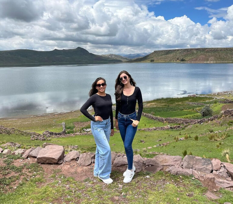 Tour Chullpas de Sillustani, Laguna Umayo en Puno con dos turistas extranjeras