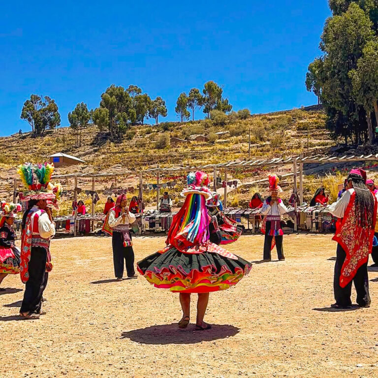 Tour en lancha rápida a las islas de Uros y Taquile en el Lago Titicaca.