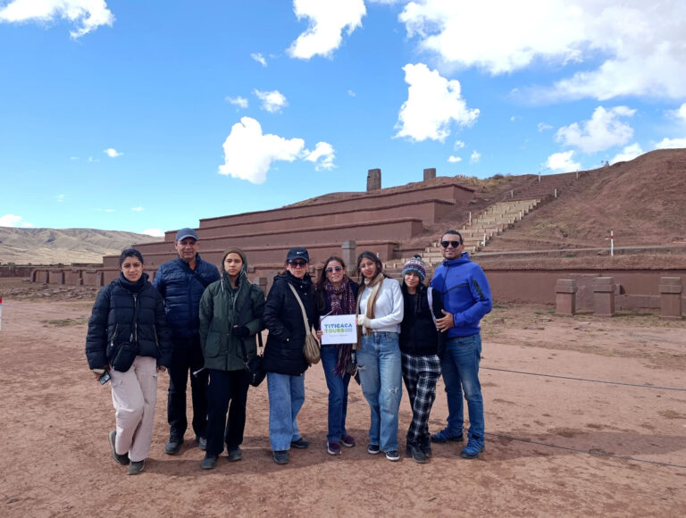 Grupo de turistas recorriendo el complejo arqueológico de Tiahuanaco