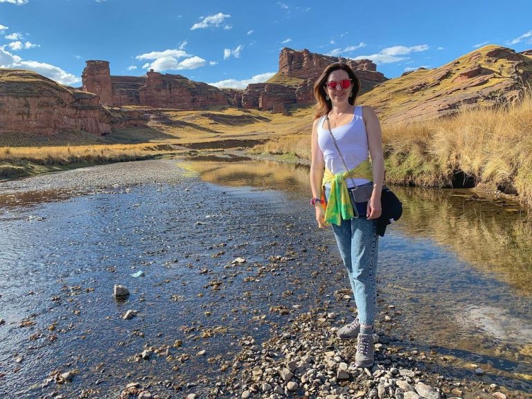 paisaje extenso del cañón de Tinajani con mujer en medio del rio