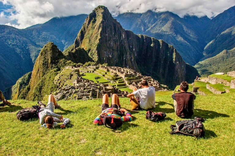 Machu Picchu con turistas disfrutando de las vistas