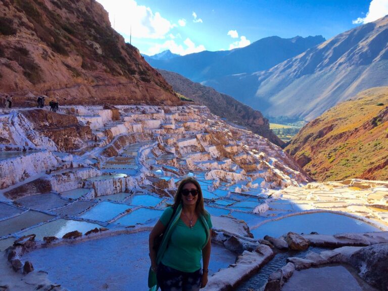 turista en las salineras de maras y moray tomándose fotos
