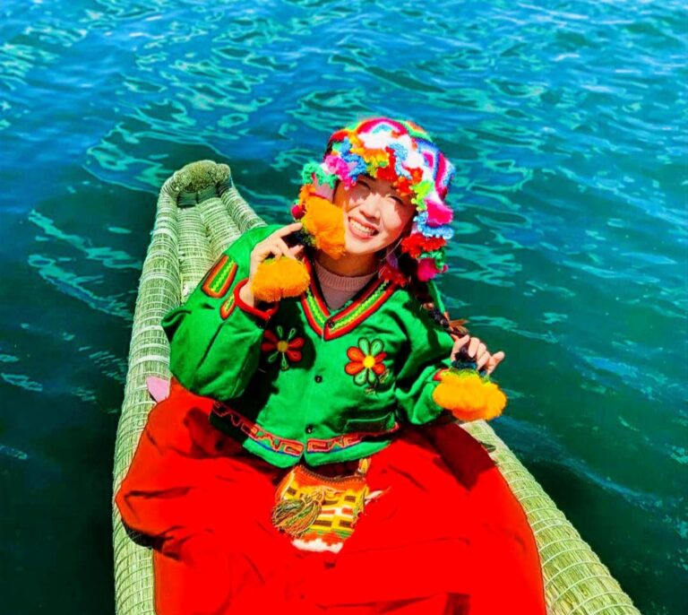 turista sonriendo en un paseo por las islas flotantes de los uros en un maravilloso día