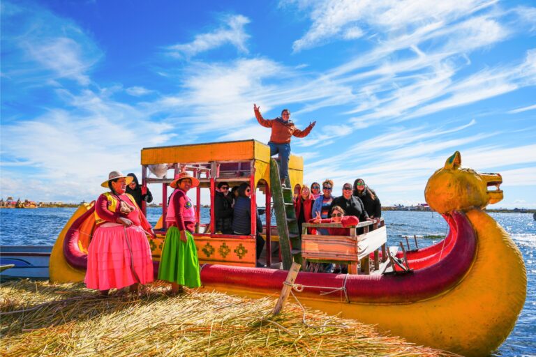 paseo en el mercedes benz en la isla flotante de los uros rumbo a Taquile y Luquina