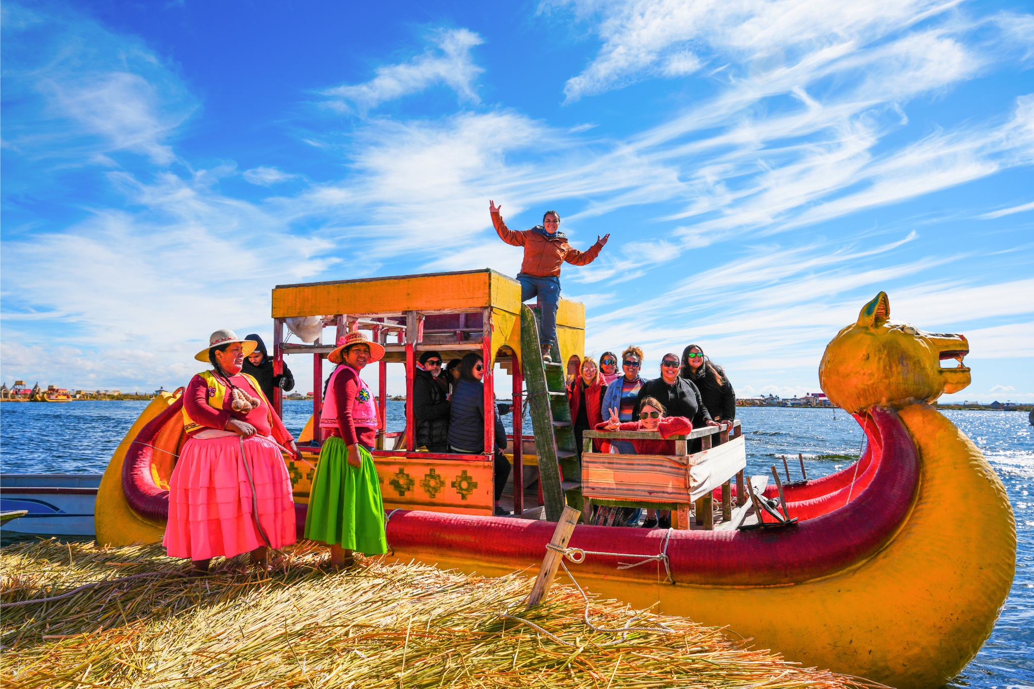 paseo en el mercedes benz en la isla flotante de los uros rumbo a Taquile y Luquina